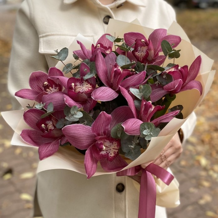 Букет из темно-розовой орхидеи с эвкалиптом